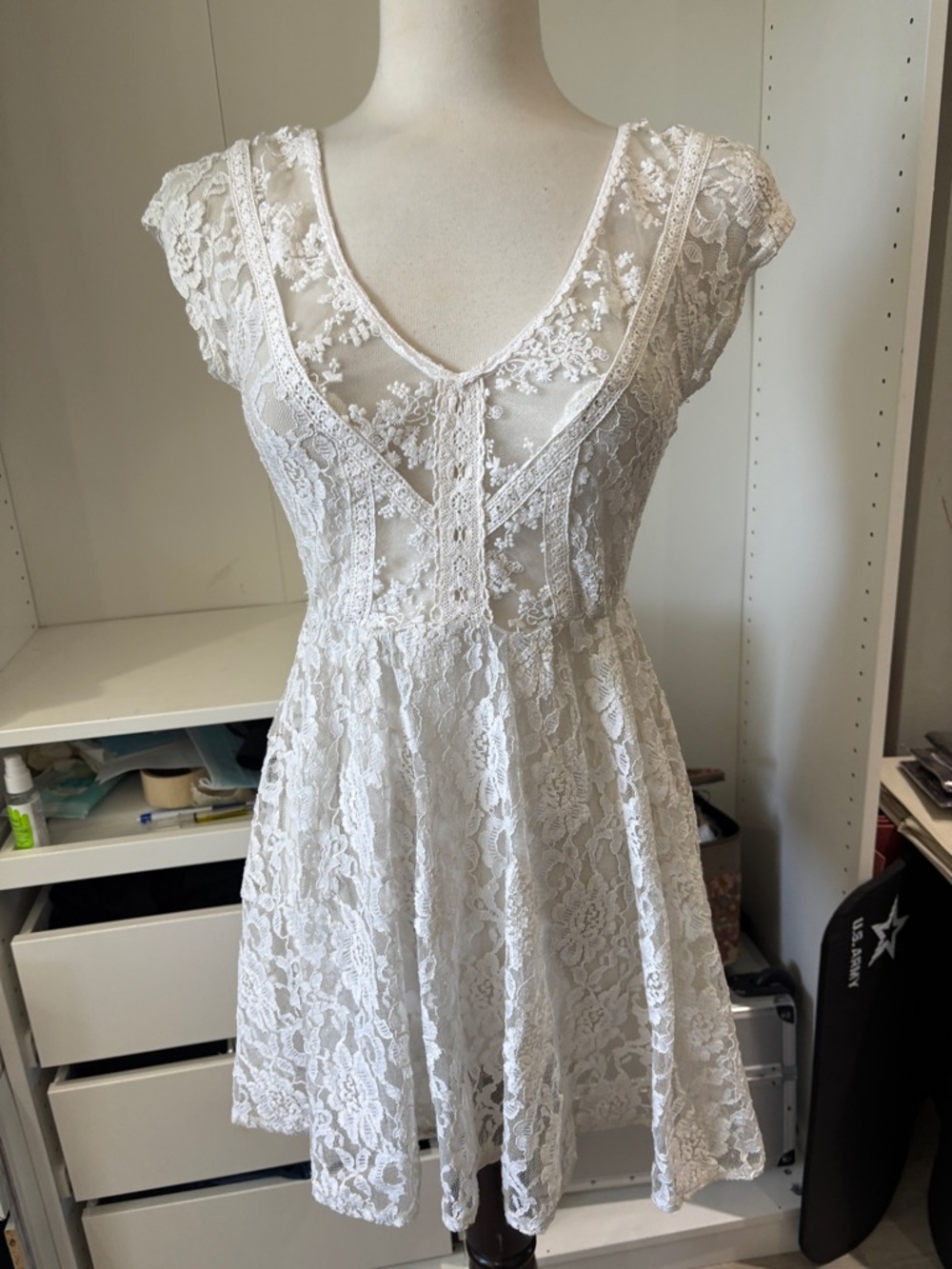 Kimchi Blue White Floral Lace V-Neck Dress